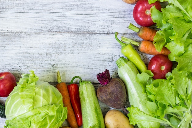 Vista superior del fondo de alimentos saludables con espacio de copia. Concepto de comida sana con verduras frescas e ingredientes para cocinar.