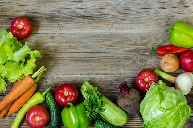 Vista superior del fondo de alimentos saludables con espacio de copia. Concepto de comida sana con verduras frescas e ingredientes para cocinar.