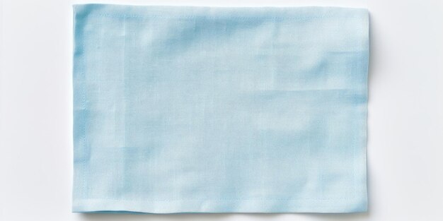 Vista superior de un fondo blanco con una servilleta de lino azul claro aislada