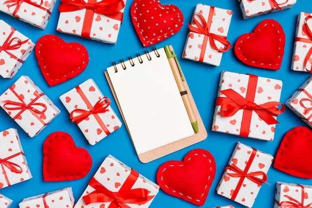 Foto vista superior fondo colorido de san valentín con cajas de regalos concepto de día de san valentino con espacio de copia