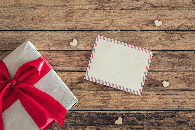 Vista superior fondo del día de San Valentín con tarjeta en blanco y caja de regalos