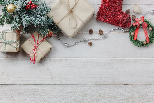 Vista superior del fondo de la Feliz Año Nuevo y de la Feliz Navidad de la decoración Mezcla de la variedad esencial del accesorio para la estación Diverso objeto en el escritorio de madera blanco rústico moderno de la oficina espacio para la palabra creativa.