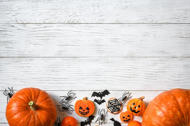 Vista superior de fondo de Halloween Calabazas y dulces en la mesa de madera blanca plana