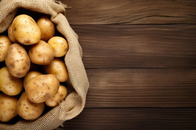 Vista superior de un fondo de madera con un saco de patatas crudas frescas