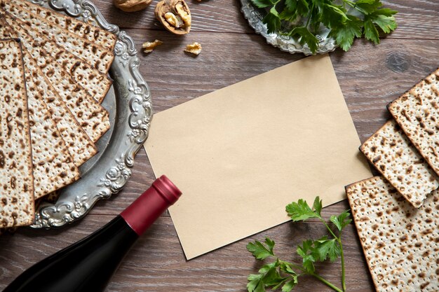 Foto vista superior del fondo de pascua. celebración de la pascua con vino y matzá en el fondo de madera.