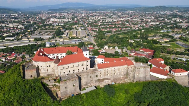 Vista superior de la fortaleza en la ciudad de Mukachevo. Castillo Palanok