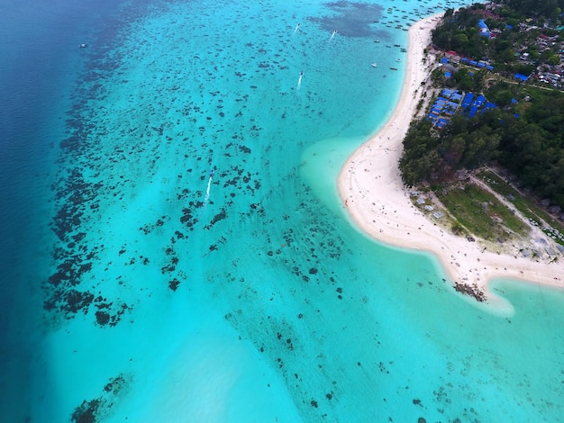 Vista superior foto aérea de playa tropical