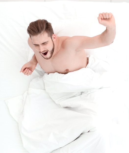 Vista superior de una foto del domingo por la mañana de un hombre muy feliz con espacio para copiar