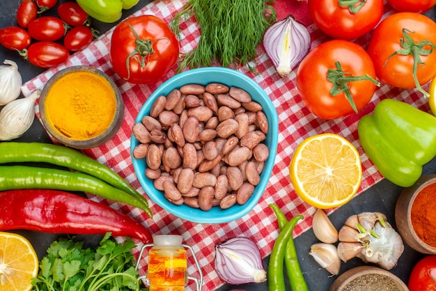 Vista superior de frijoles cocidos con verduras y verduras frescas en el fondo oscuro comida almuerzo bocadillo ensalada de colores alimentos dieta saludable