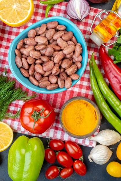 Vista superior de frijoles cocidos con verduras y verduras frescas sobre fondo oscuro comida almuerzo bocadillo color alimentos dieta saludable