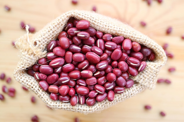 Vista superior de frijoles rojos adzuki secos en una bolsa de arpillera