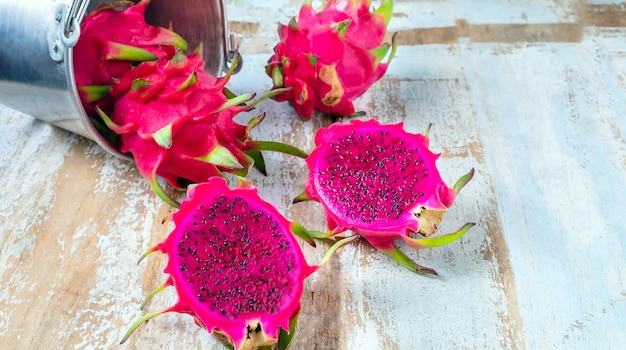 La vista superior de la fruta del dragón rojo Halfsliced del género Hylocereus pertenece