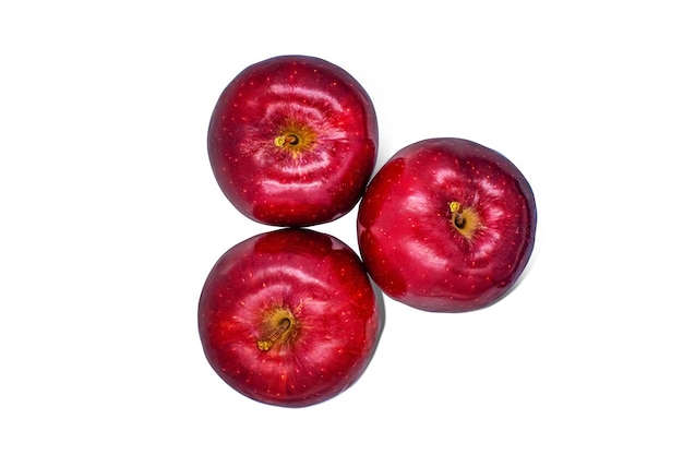 Vista superior de la fruta fresca de manzana roja con hojas verdes aisladas en blanco