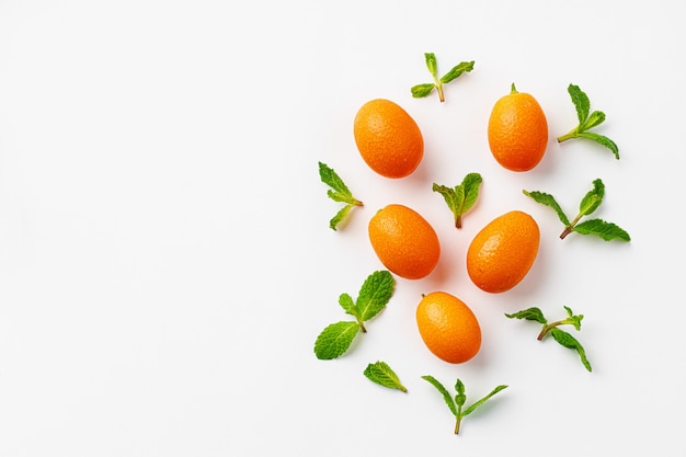 Vista superior de la fruta kumquat en blanco, plano