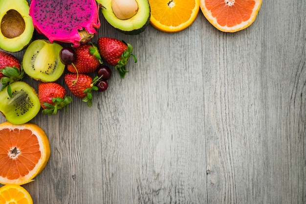 Foto vista superior de frutas de colores con espacio en blanco