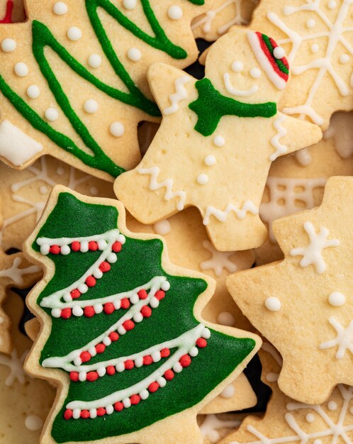 Vista superior de la galleta de árbol de Navidad de pan de jengibre de sabor liso verde decorado con espacio de copia, concepto de celebración navideña.