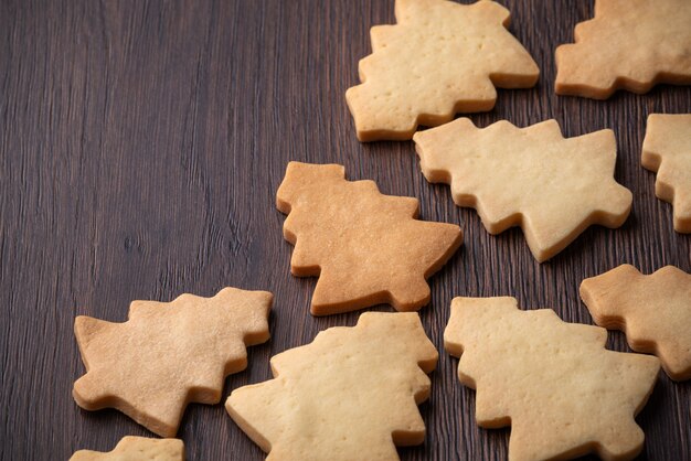 Vista superior de la galleta de jengibre del árbol de Navidad en la mesa de madera