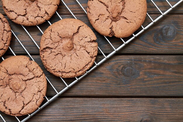 Vista superior de galletas en una bandeja para hornear y fondo de madera