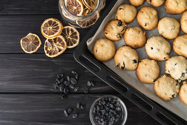 Foto vista superior de galletas caseras en una bandeja