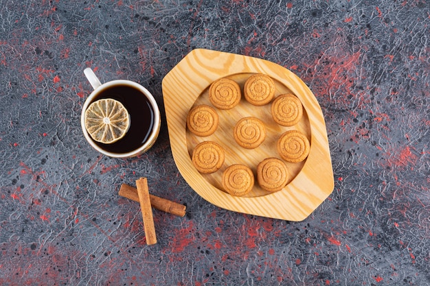 Vista superior de galletas caseras con té y canela.