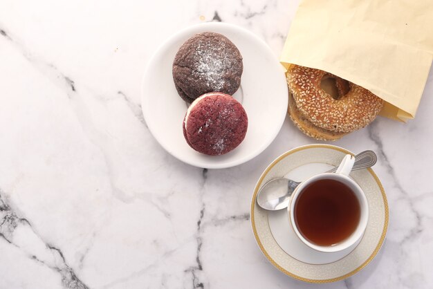 Vista superior de galletas de crema y té en la mesa