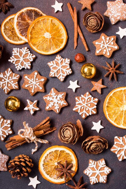 Foto vista superior de galletas de jengibre y cítricos secos para navidad