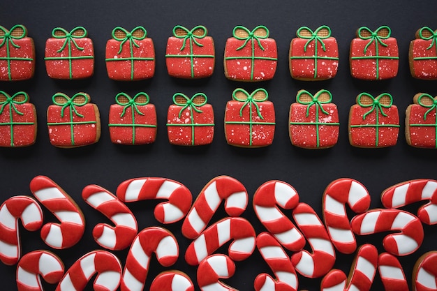 Vista superior de galletas de jengibre hechas a mano de color navideño