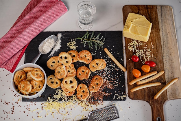 Foto vista superior de las galletas kringle listas y otros ingredientes sobre la mesa