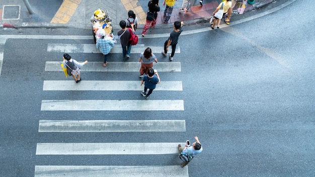 Vista superior de la gente cruza la carretera con señalización. Concepto Peatones pasando por un paso de peatones.