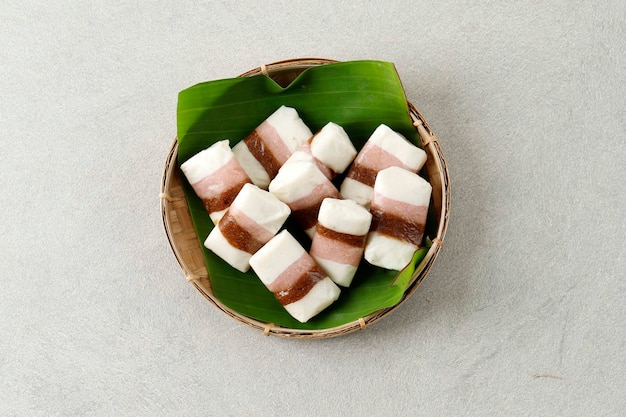 Vista superior Getuk Tiga Warna o Getuk Trio Aperitivo dulce tradicional javanés de Magelang Una mezcla de azúcar de mandioca y coco