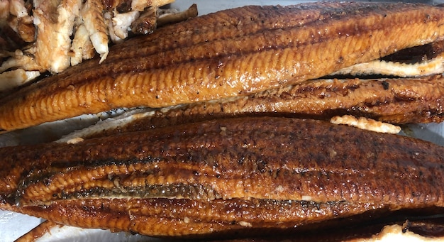 Vista superior de una gran cantidad de fondo de pescado anguila ahumada en el Feliz Día Internacional del Poke