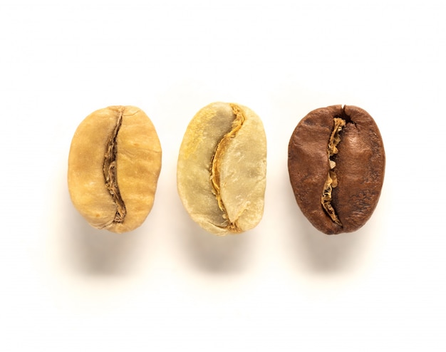 Vista superior del grano de café blanco, verde y marrón