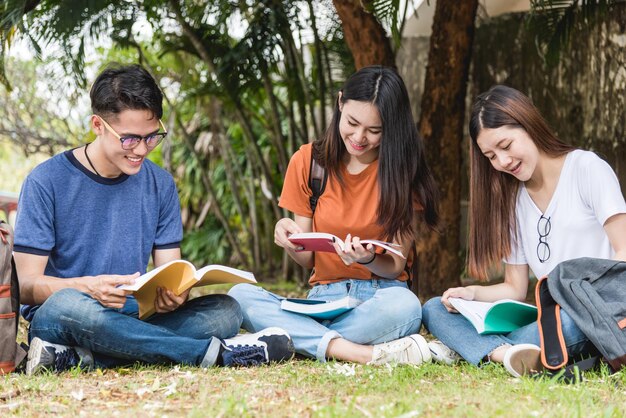 Vista superior grupo de ángulo alto de estudiantes masculinos y femeninos durante la lectura de libros, concepto de educación