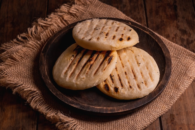 Vista superior de un grupo de arepas tradicionales latinoamericanas Las arepas son una comida típica en América del Sur