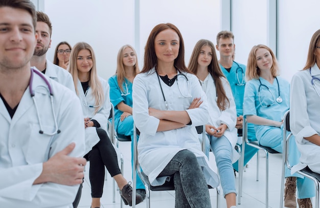 Vista superior de un grupo de doctores sonrientes apuntando hacia ti