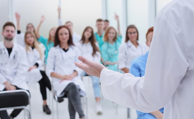 vista superior. un grupo de doctores sonrientes apuntándote. foto con espacio de copia