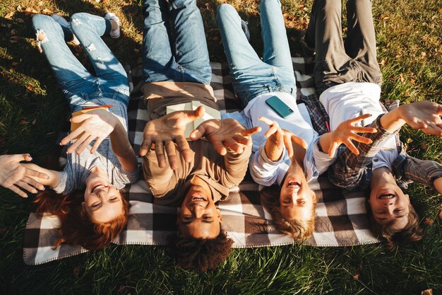 Vista superior del grupo de estudiantes multiétnicos felices