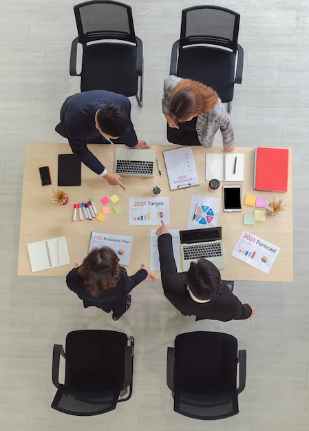 Vista superior del grupo de gente de negocios reunida en la sala de juntas
