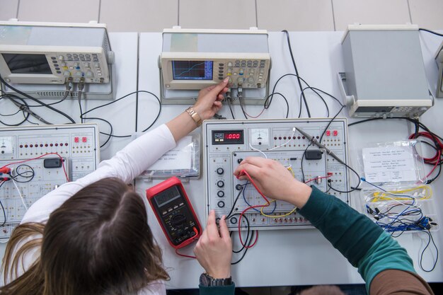 vista superior de un grupo de jóvenes estudiantes que realizan prácticas técnicas vocacionales en el aula electrónica, el concepto de educación y tecnología