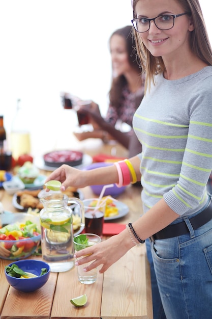 Vista superior del grupo de personas cenando juntos mientras están sentados en la mesa de madera Comida en la mesa La gente come comida rápida