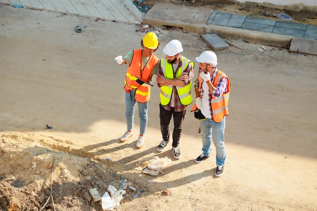 Vista superior Grupo de trabajo profesional seguro Ingeniero civil mecánico y equipo de construcción en el sitio de construcción del proyecto de la casa Retrato de grupo Unidad y concepto de trabajo en equipo