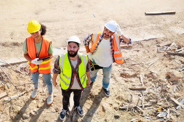 Vista superior Grupo de trabajo profesional seguro Ingeniero civil mecánico y equipo de construcción en el sitio de construcción del proyecto de la casa Retrato de grupo Unidad y concepto de trabajo en equipo