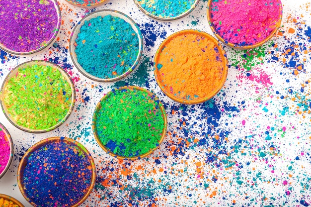 Vista superior de Happy Holi de coloridos colores holi en tazones con Splash