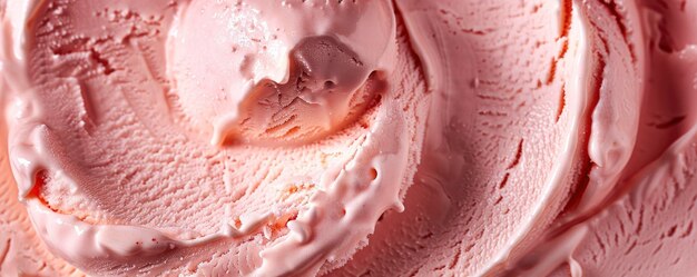 Vista superior de un helado de color melocotón rosa coloreado a partir de un patrón de remolino en una toma de primer plano