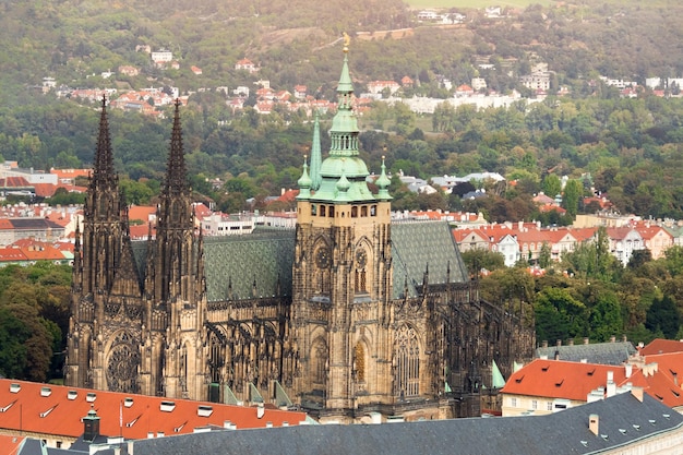 Vista superior de una hermosa ciudad con un antiguo castillo