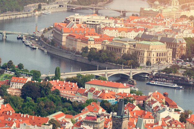 Vista superior de la hermosa ciudad vieja con el río y los puentes tonificados