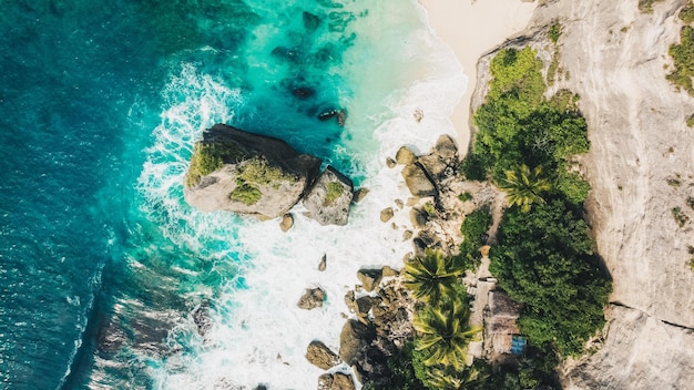 Vista superior de la hermosa playa en la isla nusa penida Bali Indonesia