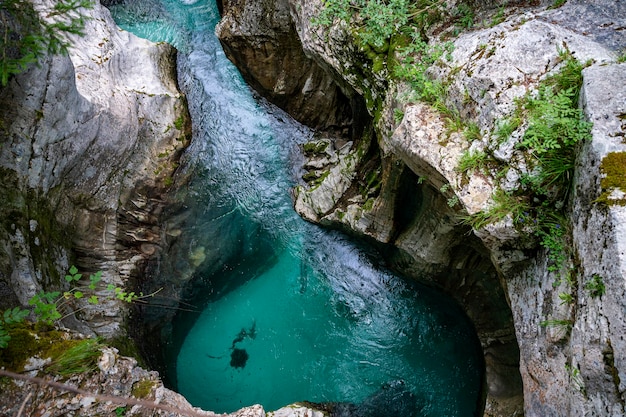Vista superior del hermoso río turquesa soca eslovenia