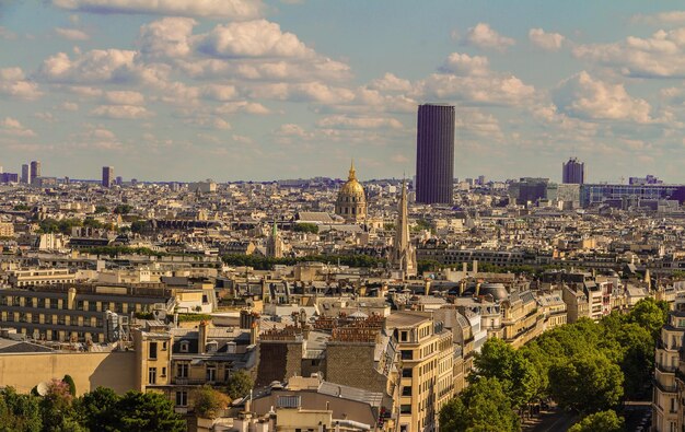 Vista superior de los hermosos edificios residenciales y la iglesia en París