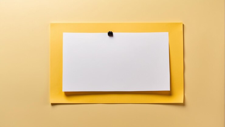 Foto vista superior hoja blanca en blanco de papel en fondo de escritorio amarillo con espacio para copiar